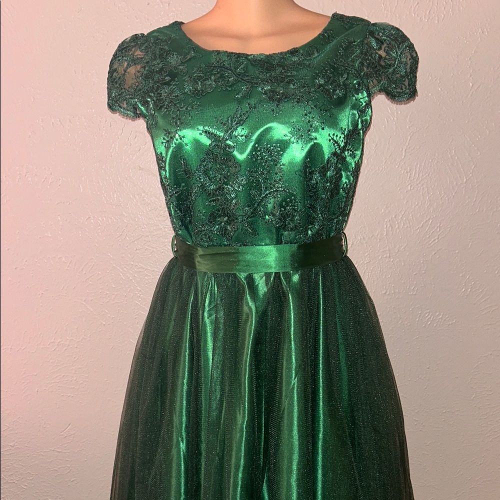 Elegant Green Kids Dress with Lace ONLY ONE TIME  USED 👍